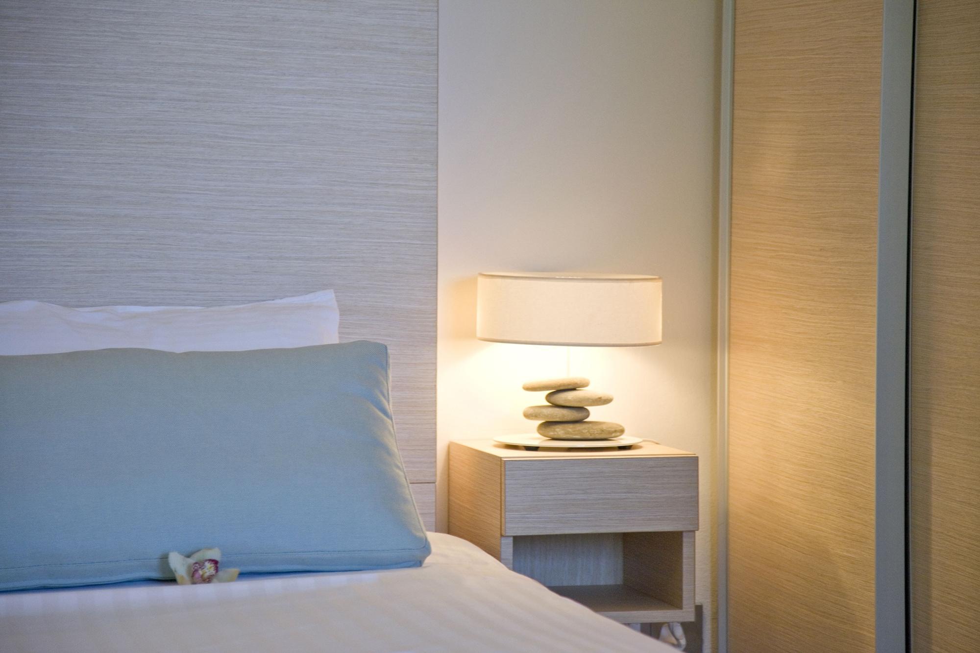Capo Bay Hotel Протарас Екстериор снимка A bedside lamp