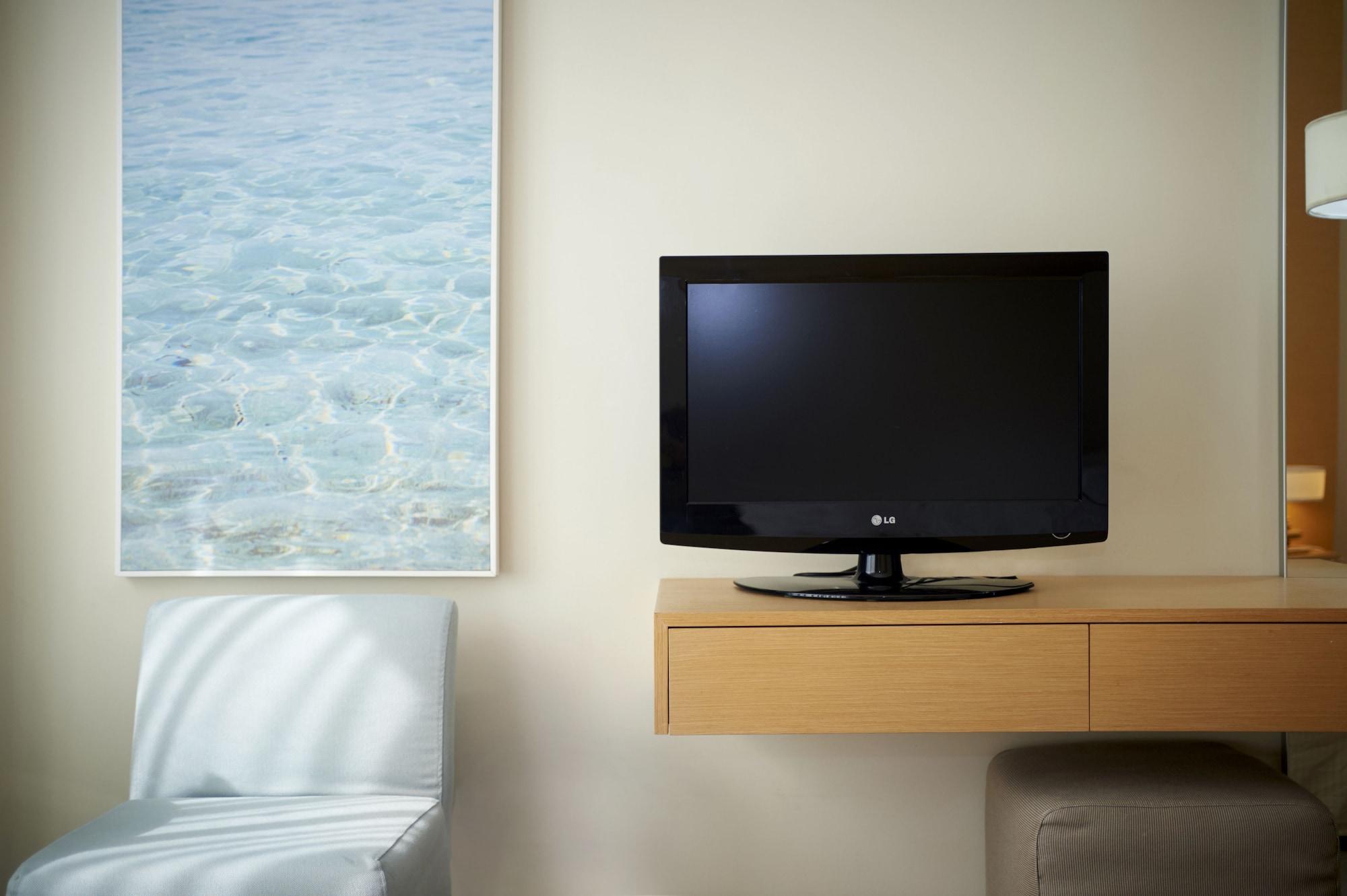 Capo Bay Hotel Протарас Екстериор снимка A flat screen television
