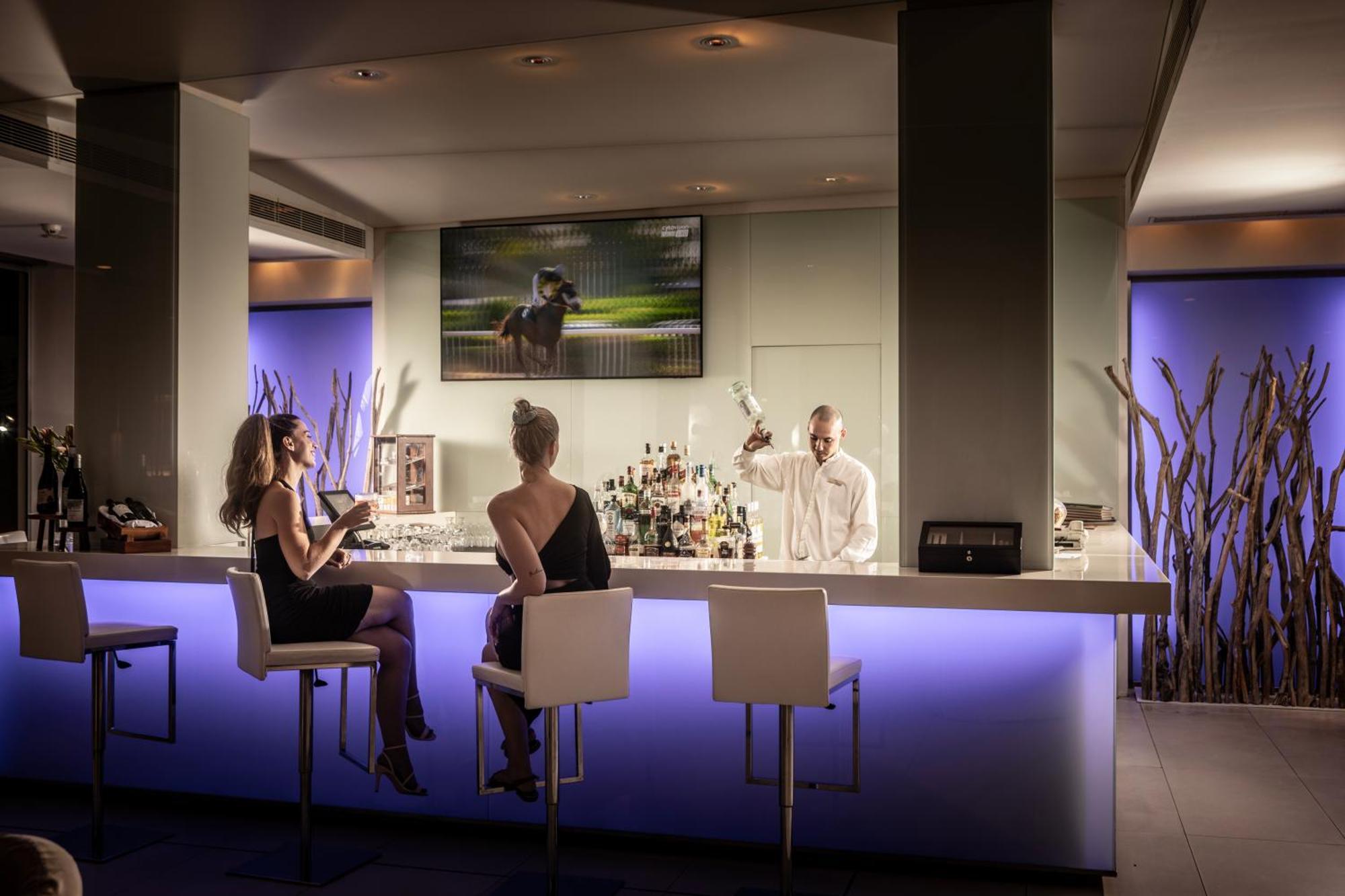 Capo Bay Hotel Протарас Екстериор снимка The bar at the lounge