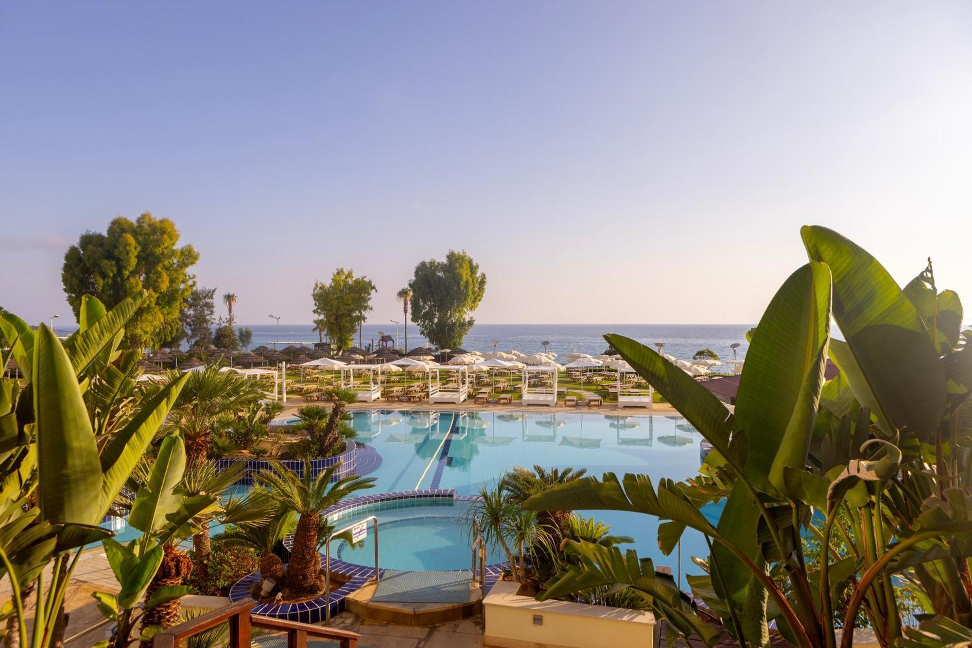 Capo Bay Hotel Протарас Екстериор снимка The swimming pool at the Nissi Beach Hotel