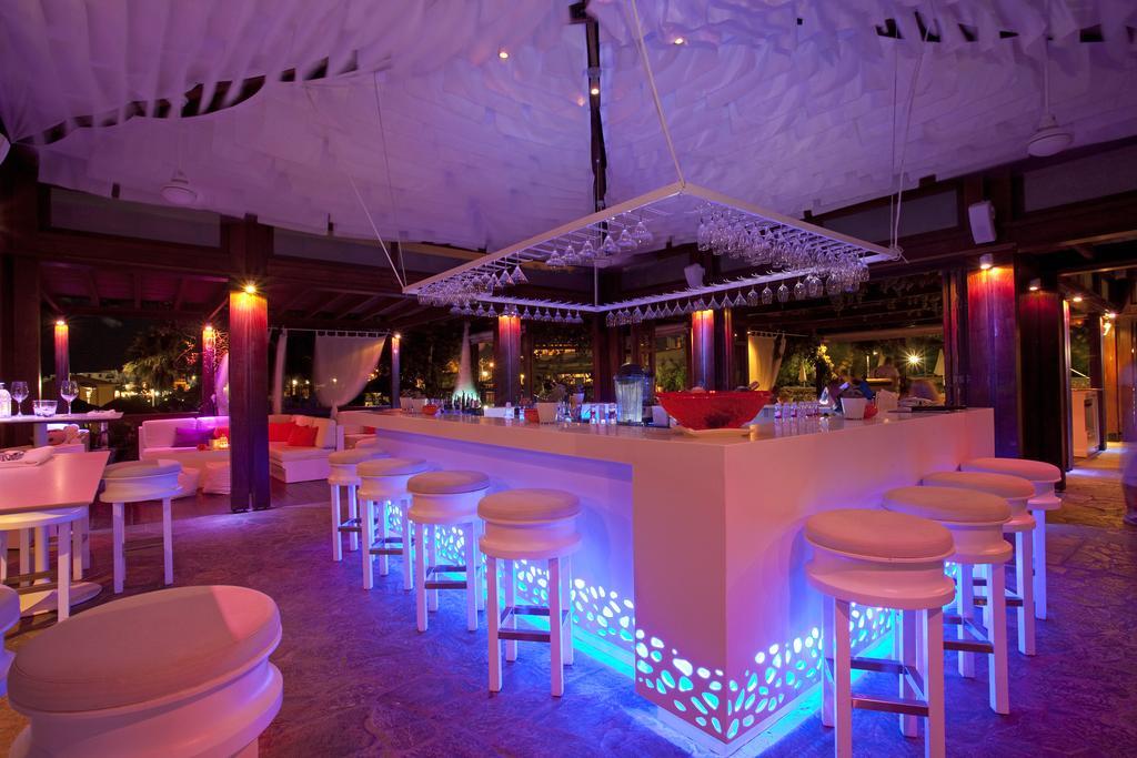 Capo Bay Hotel Протарас Екстериор снимка The bar at the nightclub